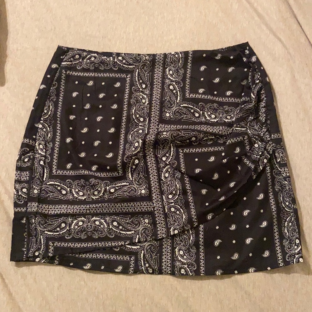 Bandana patterned black and white skirt!!